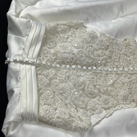 Mock neck beaded sheer lace wedding gown size S - Picture 6 of 7